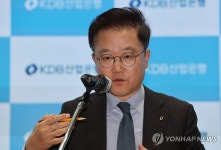 취재진 질문에 답하는 강석훈 산업은행 회장