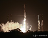 스페이스X, 첫 휴대전화 연결 위성 발사…8개국 통신사와 제휴