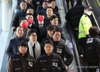 강화된 경호 속 이동하는 한동훈 비대위원장