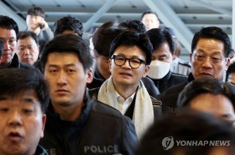 경찰 경호 속에 이동하는 한동훈