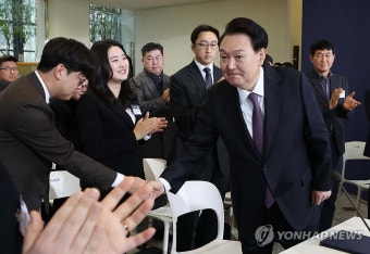 윤석열 대통령, 민생토론회 참석자와 인사