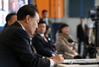민생토론회 메모하는 윤석열 대통령