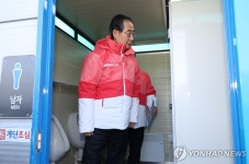 간이 화장실 점검하는 한덕수 총리