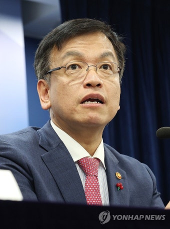 24년 경제정책방향 질문에 답변하는 최상목 부총리