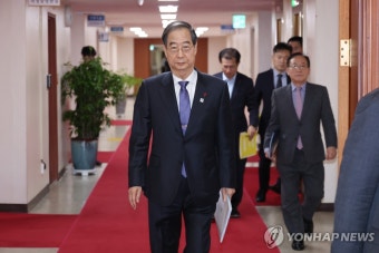 임시국무회의 입장하는 한덕수 국무총리