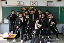 마지막 졸업생들의 환한 웃음