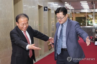 여야 원내대표 회동위해 의장실 입장하는 윤재옥-홍익표