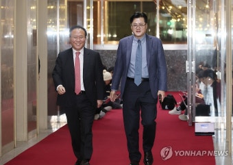 여야 원내대표 회동위해 의장실 입장하는 윤재옥-홍익표