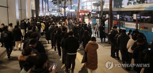 퇴근길 대란에…명동 광역버스 줄서기 표지판 운영 유예