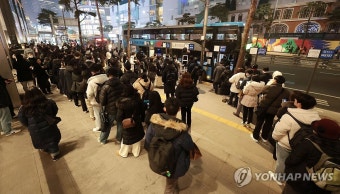 퇴근길 대란에…명동 광역버스 줄서기 표지판 운영 유예