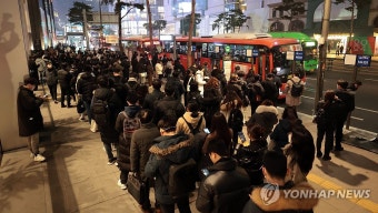퇴근길 대란에…명동 광역버스 줄서기 표지판 운영 유예