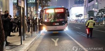 퇴근길 대란에…명동 광역버스 줄서기 표지판 운영 유예