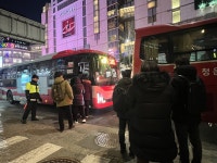 명동 버스대란 완화됐지만…시민들 정류장 여전히 좁아