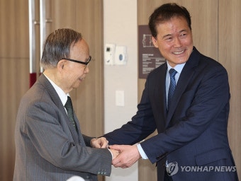 손재식 전 장관과 악수하는 김영호 장관
