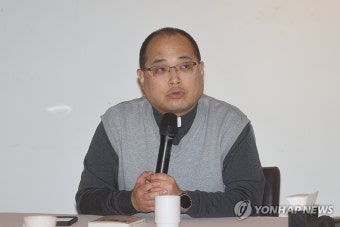 인사말하는 하성용 신부