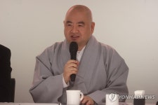 인사말하는 성진 스님