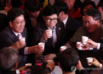 건배하는 한동훈 비대위원장