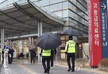 서울대병원 내 이동 중인 경찰