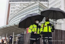 서울대병원 내 이동 중인 경찰