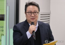 공연 작품 설명하는 김덕희 단장