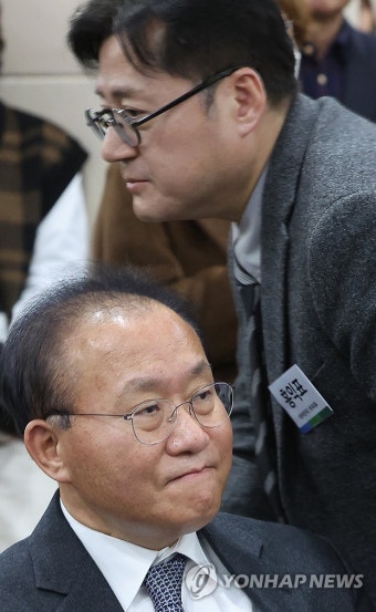 윤재옥 원내대표와 홍익표 원내대표