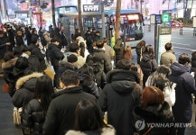 혼잡한 명동입구 정류장