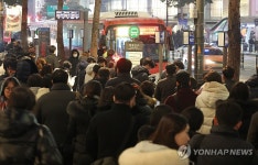 명동입구 정류장에서 퇴근길 오른 시민들