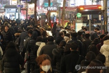 명동입구 정류장에서 퇴근길 오른 시민들