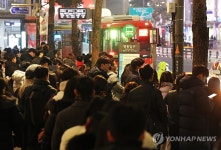 혼잡한 명동입구 정류장