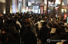 명동입구 정류장에서 퇴근길 오른 시민들