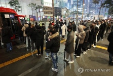 혼잡한 명동입구 정류장