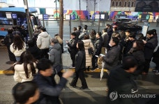 명동입구 정류장에서 퇴근길 오른 시민들