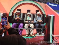 CES HD현대 부스에서 VR 탑승 체험하는 지드래곤
