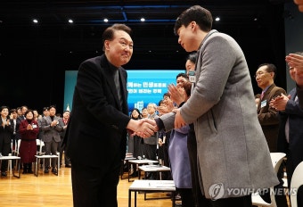 윤석열 대통령, '국민이 바라는 주택' 민생토론회 인사
