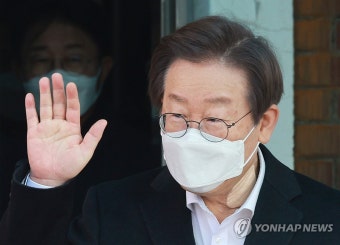 지지자들에게 인사하는 이재명 대표