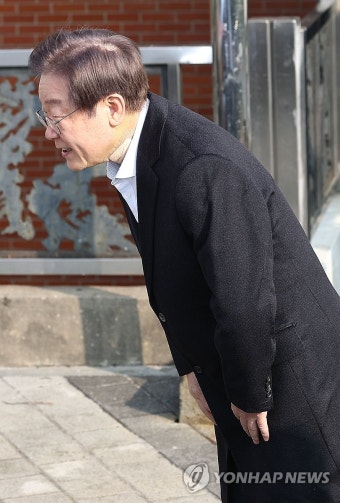 인사하는 이재명 대표
