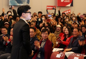 부산 당원들에게 인사하는 한동훈