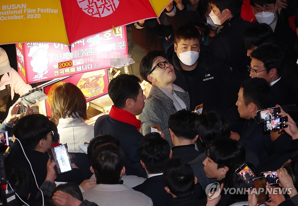 한동훈 대표, 친한 계 김건희 여사 공개 활동 자제 발언에 화제