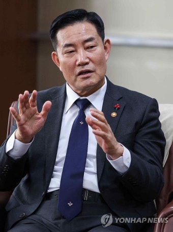 연합뉴스와 인터뷰하는 신원식 국방부 장관