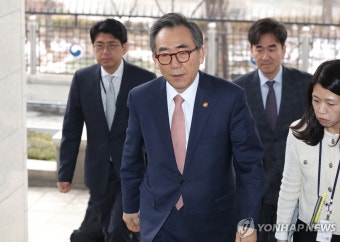 외교부 청사 들어서는 조태열 신임 외교부 장관