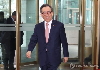 출근하는 조태열 신임 외교부 장관