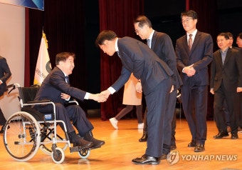 직원들과 인사 나누는 유철환 국민권익위원장