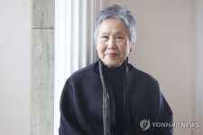 포즈 취하는 박정자