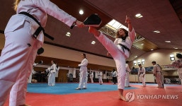 태권도 배우는 프랑스 학생