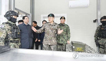 차단벽구조사격장 시설 둘러보는 박안수 육군참모총장