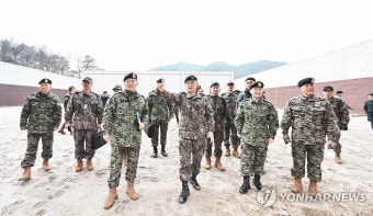 차단벽구조사격장 시설 둘러보는 박안수 육군참모총장