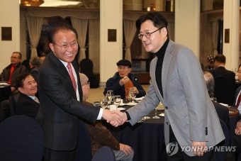 악수하는 윤재옥·홍익표 원내대표