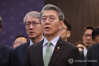 애국가 제창하는 김홍균 1차관