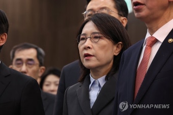 애국가 제창하는 강인선 2차관
