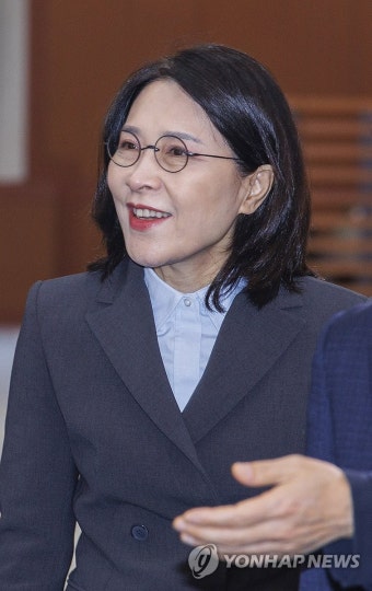 신임 장관 취임식 입장하는 강인선 외교부 2차관